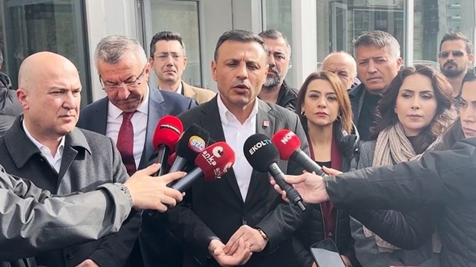 CHP heyeti, Esenyurt'ta İstanbul Valisi Davut G&uuml;l ile g&ouml;r&uuml;şt&uuml;&hellip;