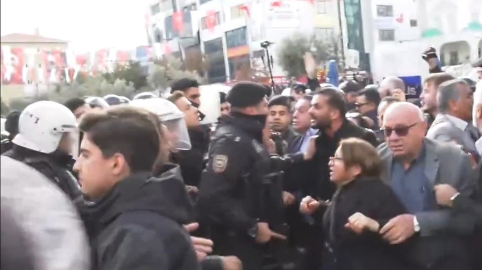 CHP İstanbul İl Başkanı &Ouml;zg&uuml;r &Ccedil;elik'e polis m&uuml;dahalesi...