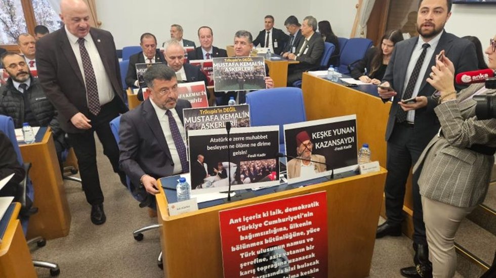 CHP'li Vekiller Meclis sıralarına &lsquo;Mustafa Kemal&rsquo;in askeriyiz&rsquo; yazılı d&ouml;vizler astı!