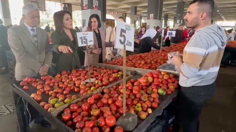 Ekonominin acı tablosu: &ldquo;Pazarda &ccedil;&uuml;r&uuml;k domates kuyruğu&rdquo;