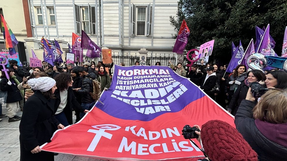 Kadınlar Kadık&ouml;y'den seslendi: &ldquo;Ali Yerlikaya, sen &ouml;ld&uuml;r&uuml;len kadınları su&ccedil;layan bir Bakansın&rdquo;