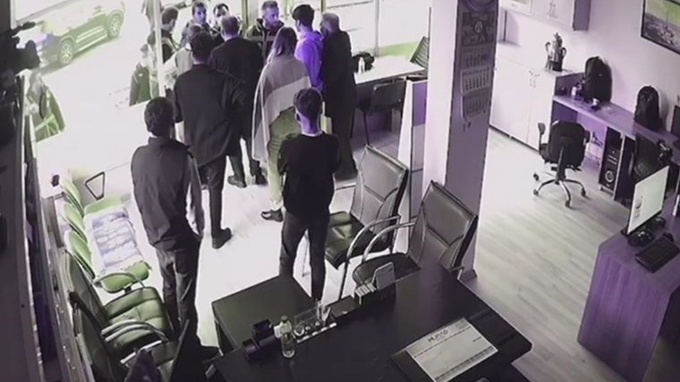 'Kayyum' protestolarını g&ouml;r&uuml;nt&uuml;leyen gazetenin ofisine polis baskını: Gazeteci g&ouml;zaltına alındı