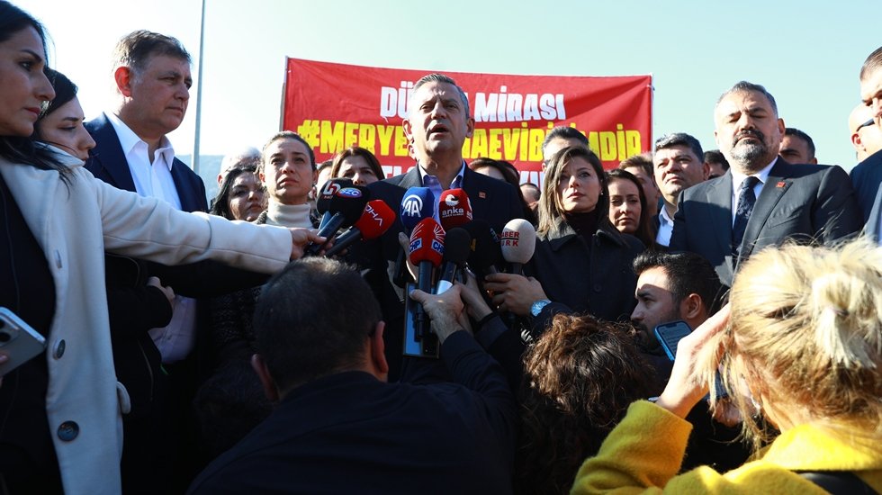 Meryem Ana Evi n&ouml;betine &Ouml;zg&uuml;r &Ouml;zel&rsquo;den destek geldi&hellip;