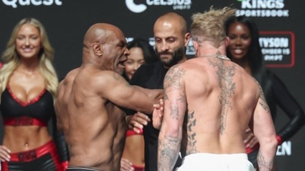 Mike Tyson, dev maç öncesi Jake Paul'a tokat attı!