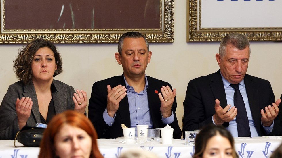 &Ouml;zg&uuml;r &Ouml;zel&rsquo;den belediye başkanlarına taziye ziyareti