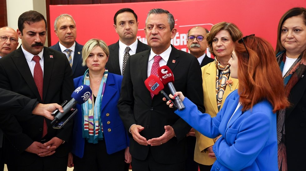 &Ouml;zg&uuml;r &Ouml;zel&rsquo;den, Dervişoğlu&rsquo;na: "Abdestimizden ş&uuml;phemiz yok ki namazımızdan olsun"