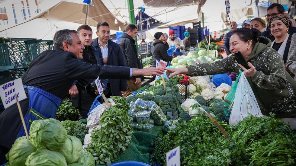 &Ouml;zg&uuml;r &Ouml;zel İstanbul'da pazarcılık yaptı lahana sattı..