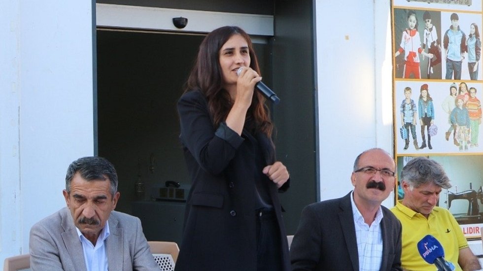 Tunceli Belediyesi Eş Başkanı Birsen Orhan, ev hapsi şartıyla serbest bırakıldı.