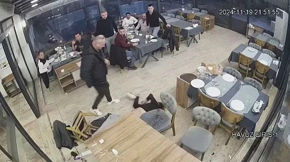 Vahşet g&ouml;r&uuml;nt&uuml;leri: CHP'li meclis &uuml;yesi gazeteciyi &ouml;ld&uuml;resiye d&ouml;vd&uuml;!