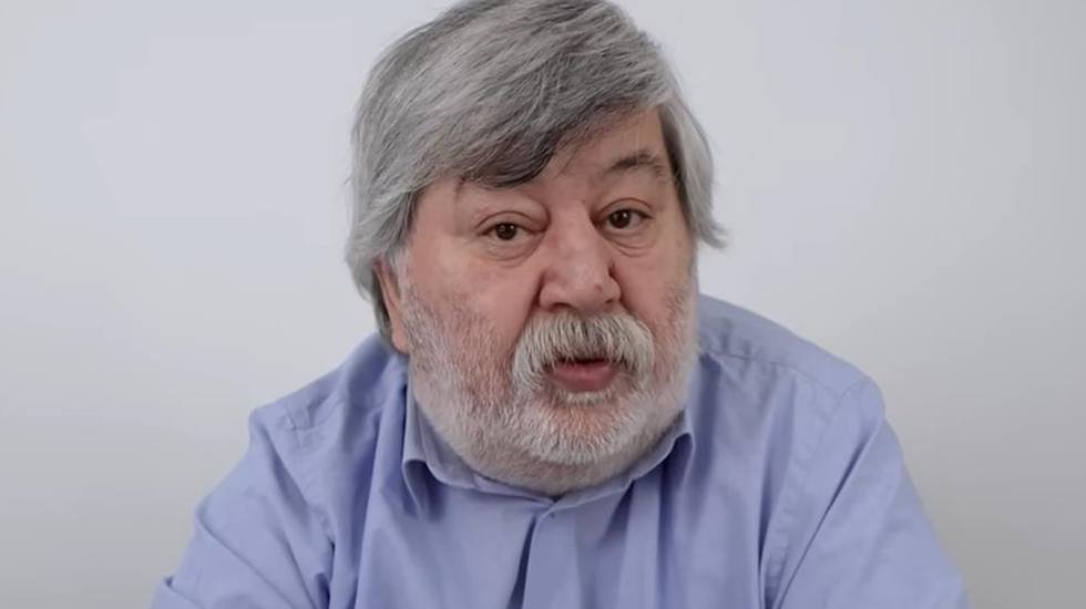 Ahmet Nesin'e 'cumhurbaşkanına hakaret' soruşturması kapsamında yakalama emri &ccedil;ıkarıldı