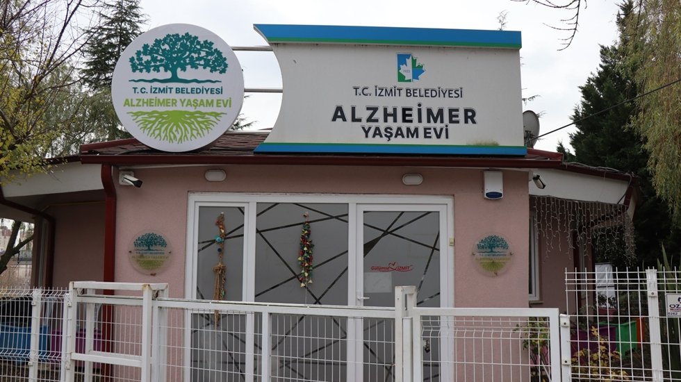 Alzheimer Yaşam Evi'nde hastalara ve ailelerine hizmet...