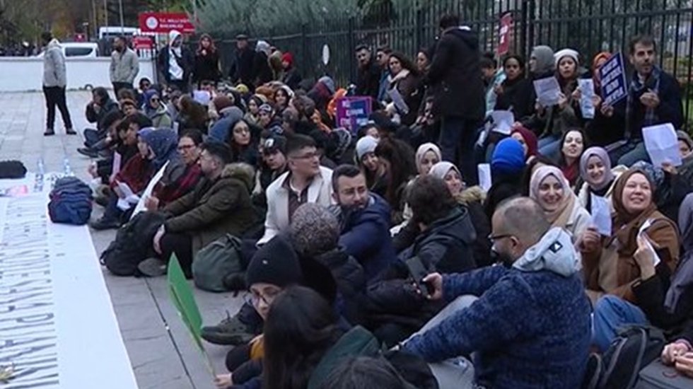 Ataması yapılmayan &ouml;ğretmenler: "Biz pes etmiyoruz"