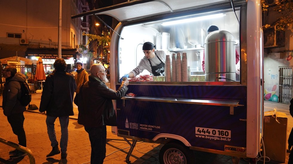 Beyoğlu Belediyesinden Taksim Camii &ouml;n&uuml;ne Gece &Ccedil;orbası Karavanı