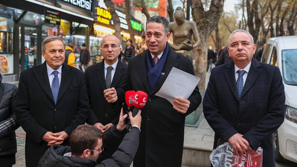 CHP'li Vekiller asgari &uuml;cret i&ccedil;in sokağa &ccedil;ıktı...