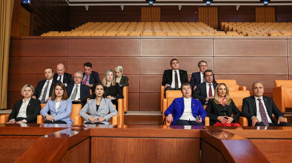 CHP&rsquo;nin G&ouml;lge Kabinesi 'emekli maaşı&rsquo;nı masaya yatırdı...