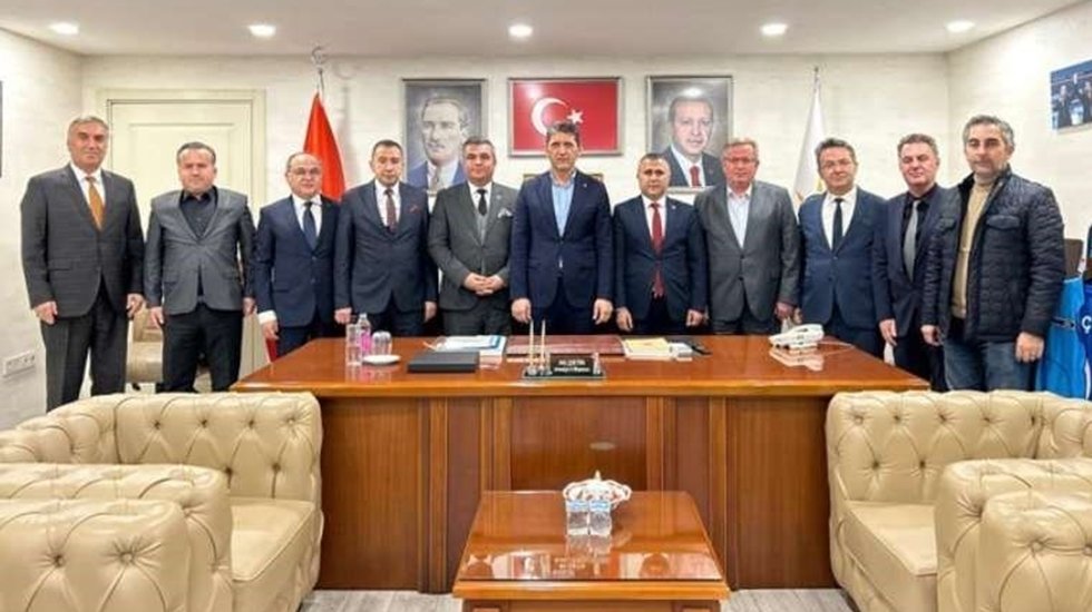 İbretlik fotoğraf! &nbsp;İl&ccedil;e milli eğitim m&uuml;d&uuml;rleri AKP İl Başkanlığı&rsquo;nda toplandı