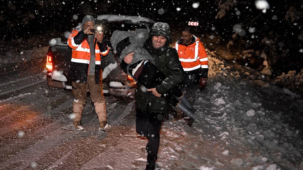 Karla mücadele ekipleri yolda kalan vatandaşların imdadına yetişti