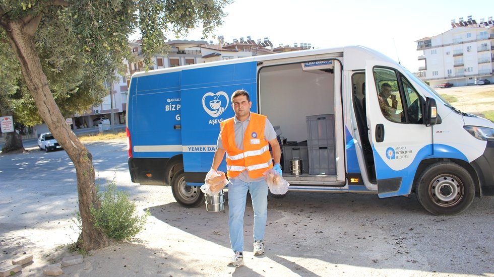 Manavgat Aşevi ihtiyaç sahibi yurttaşları yalnız bırakmıyor...