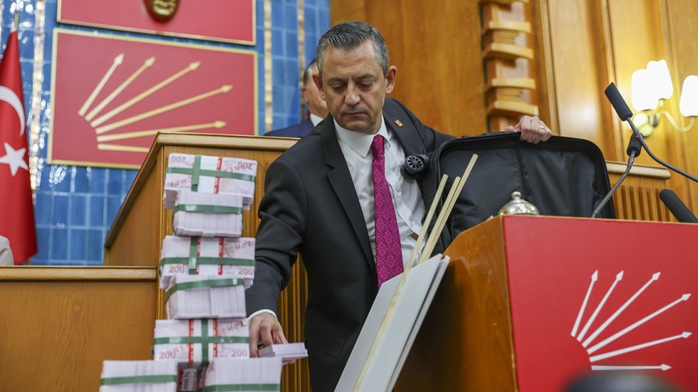 &Ouml;zg&uuml;r &Ouml;zel'i hedef alan Erdoğan: 'Kule deyince aklına sadece para kuleleri geliyor'