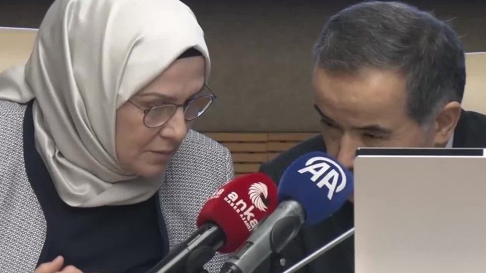 Mikrofonun a&ccedil;ık olduğu unutulunca! "&Ccedil;ok yanlış yaptı Bakan Hanım&hellip; &Ouml;yle şey olur mu ya&hellip;"