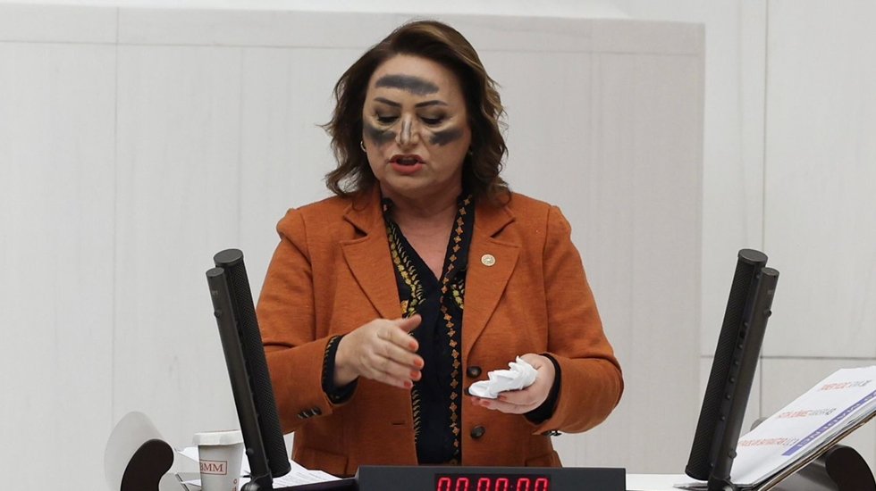 Milletvekili Şevkin, meclis k&uuml;rs&uuml;s&uuml;nden madenciler i&ccedil;in alnına kara &ccedil;aldı