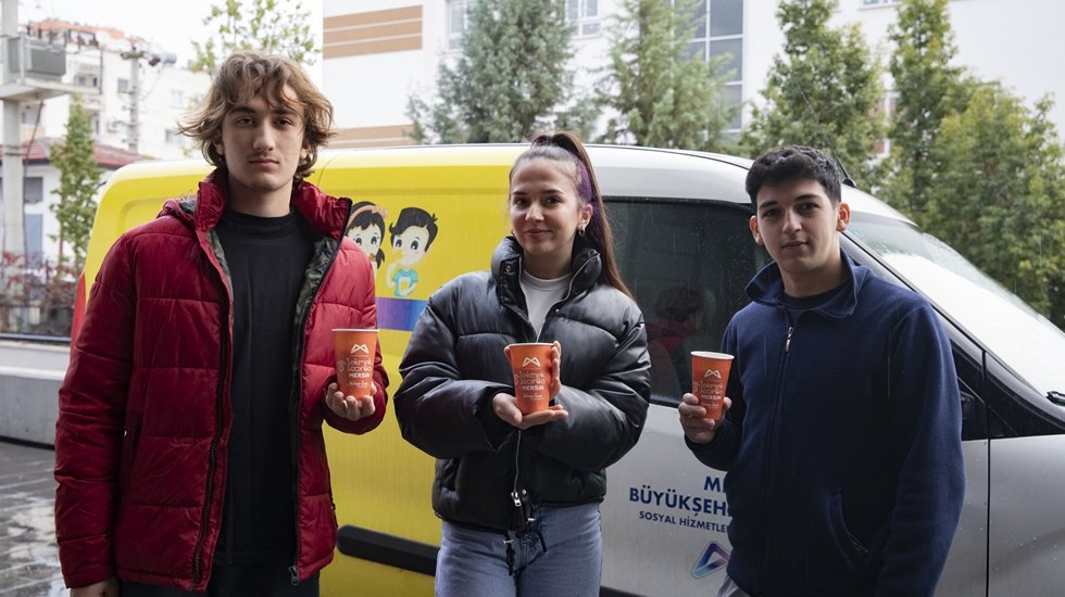 Öğrenciler güne Büyükşehir’in ikramı sıcak çorba ile başlıyor...