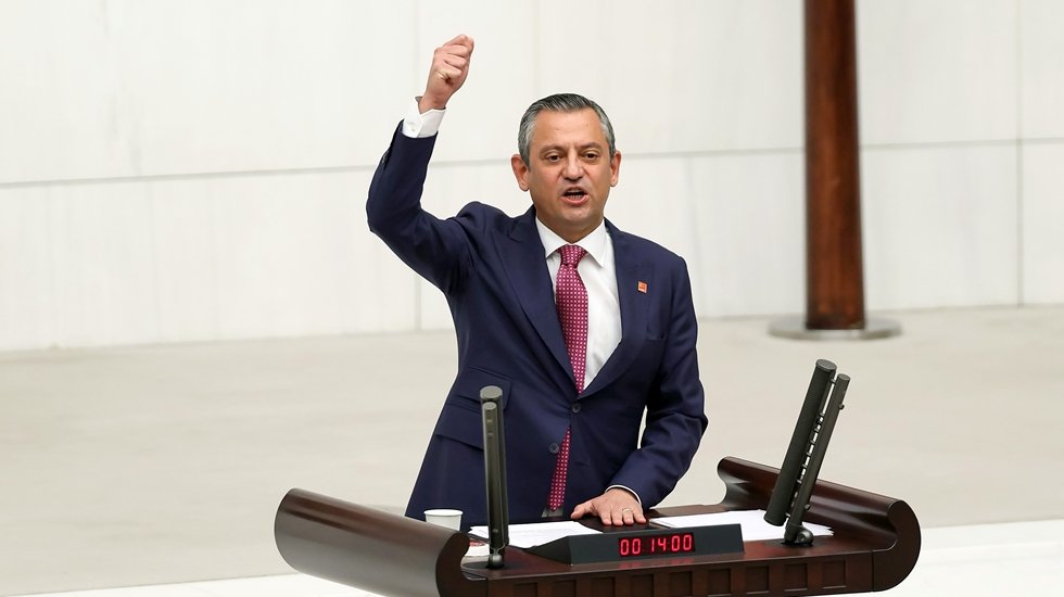 &Ouml;zg&uuml;r &Ouml;zel: &ldquo;Bu b&uuml;t&ccedil;e rant peşinde koşanların, şatafatın b&uuml;t&ccedil;esidir&rdquo;