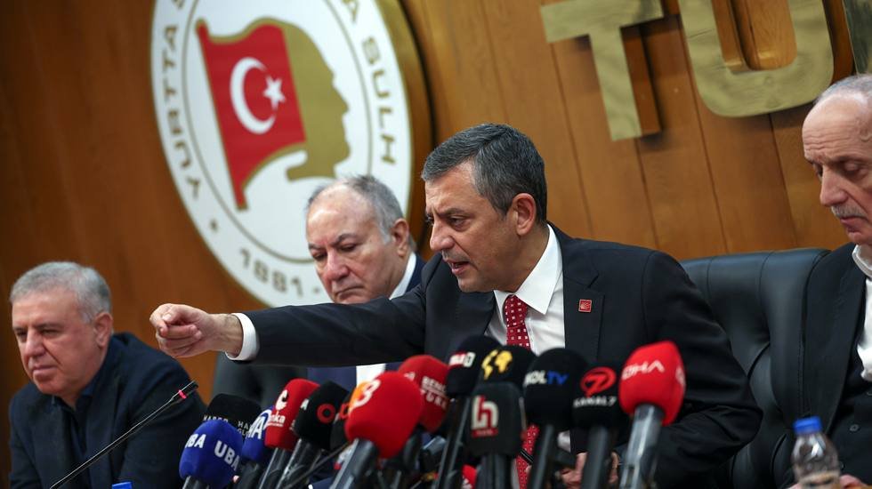 &Ouml;zg&uuml;r &Ouml;zel'den 'miting' &ccedil;ağrısı&hellip;