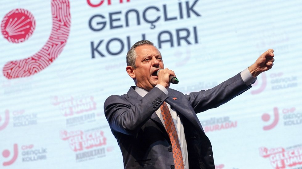 &Ouml;zg&uuml;r &Ouml;zel: 'Kalkın ayağa ve kaldırın T&uuml;rkiye&rsquo;yi ayağa'