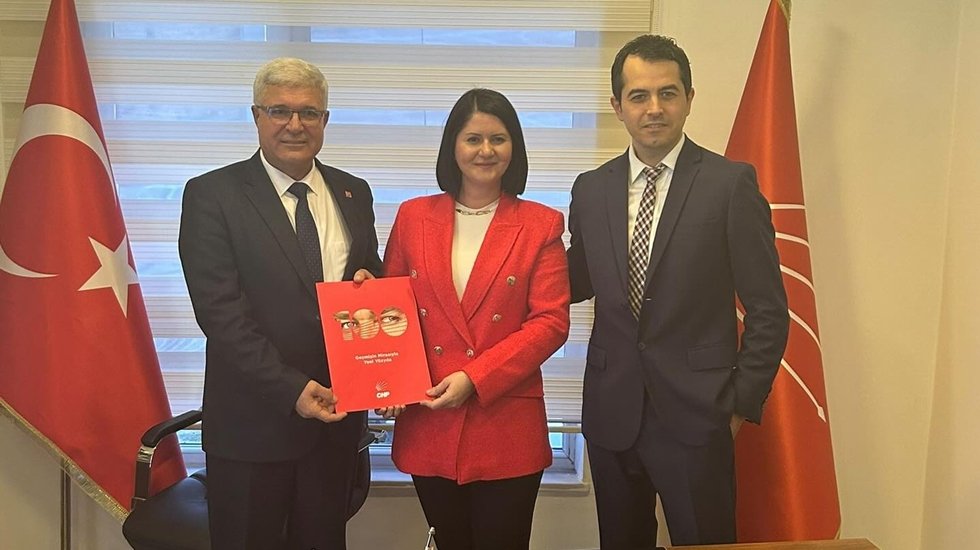 Tehdit edilen kadın belediye başkanına &ouml;rg&uuml;t desteği...