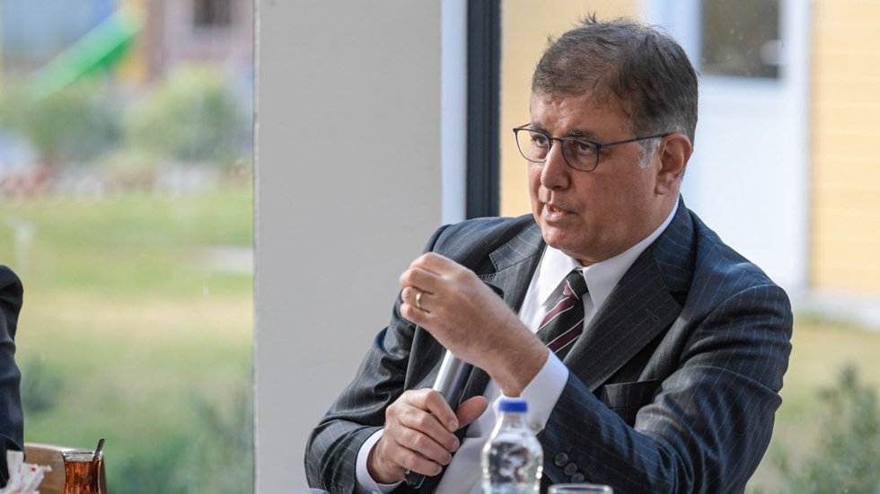 Başkan Tugay: "Seçimden beş gün önce fırsatçı bir tavırla görevi bırakacak olan başkana imza attırılmış"