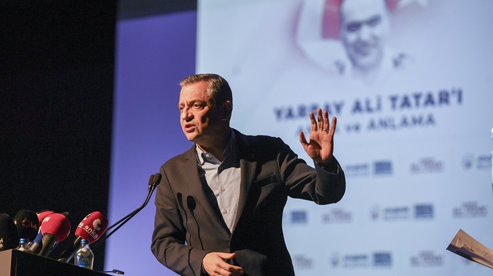 Yarbay Ali Tatar'ı anma etkinliğinde konuşan &Ouml;zg&uuml;r &Ouml;zel: &lsquo;Adalet yerine gelmiştir' diyene kadar m&uuml;cadeleye devam