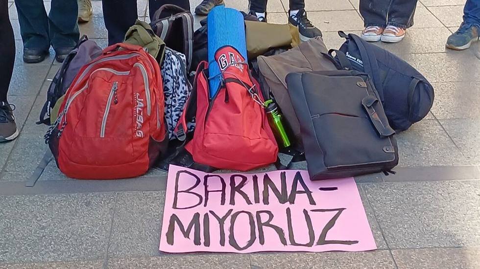 Barınma sorununu halledemeyen &Uuml;niversiteliler okulu bırakıyor