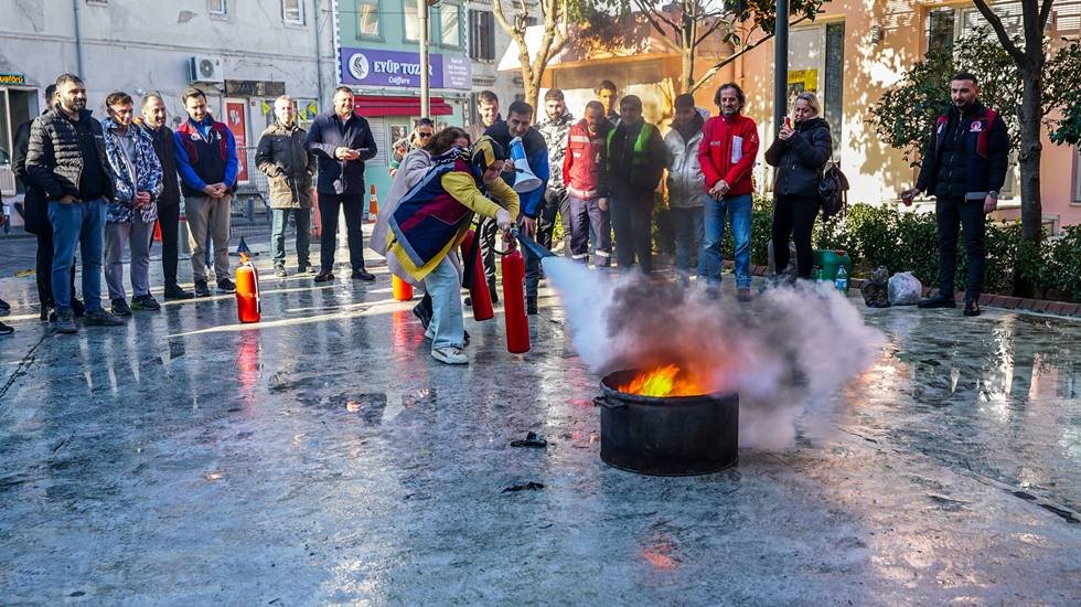 Beyoğlu Belediyesi personeline yangınla mücadele eğitimi verildi