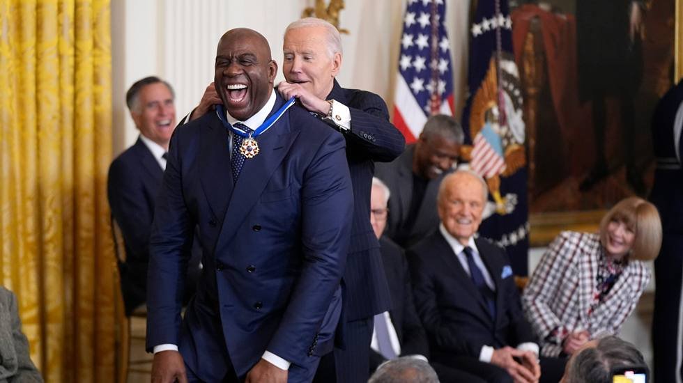 Biden giderayak 19 kişiye  'Başkanlık Özgürlük Madalyası'nı taktı...