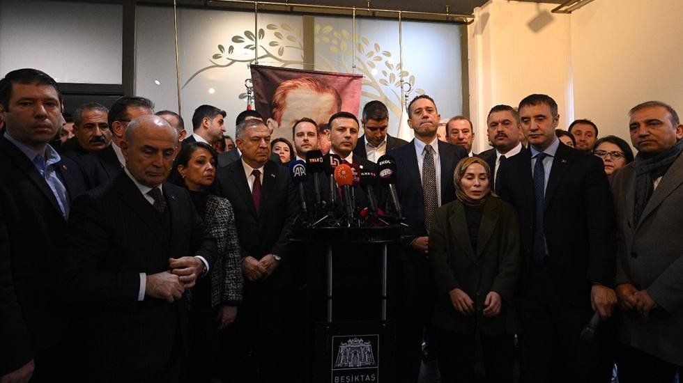 CHP'den Beşiktaş Belediyesi &ouml;n&uuml;nde toplanma &ccedil;ağrısı