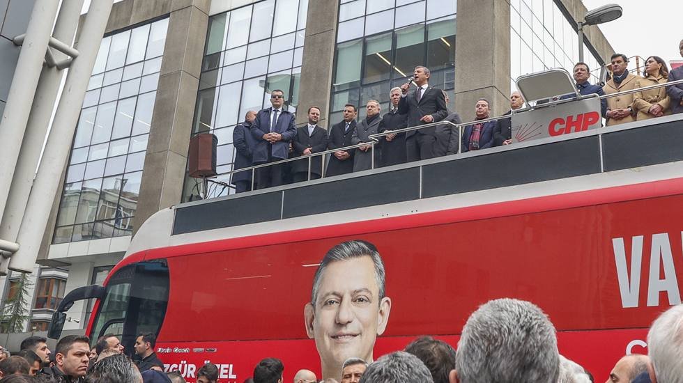 CHP Genel Başkanı &Ouml;zg&uuml;r &Ouml;zel, Beşiktaş Belediyesi &ouml;n&uuml;nde konuştu&hellip;