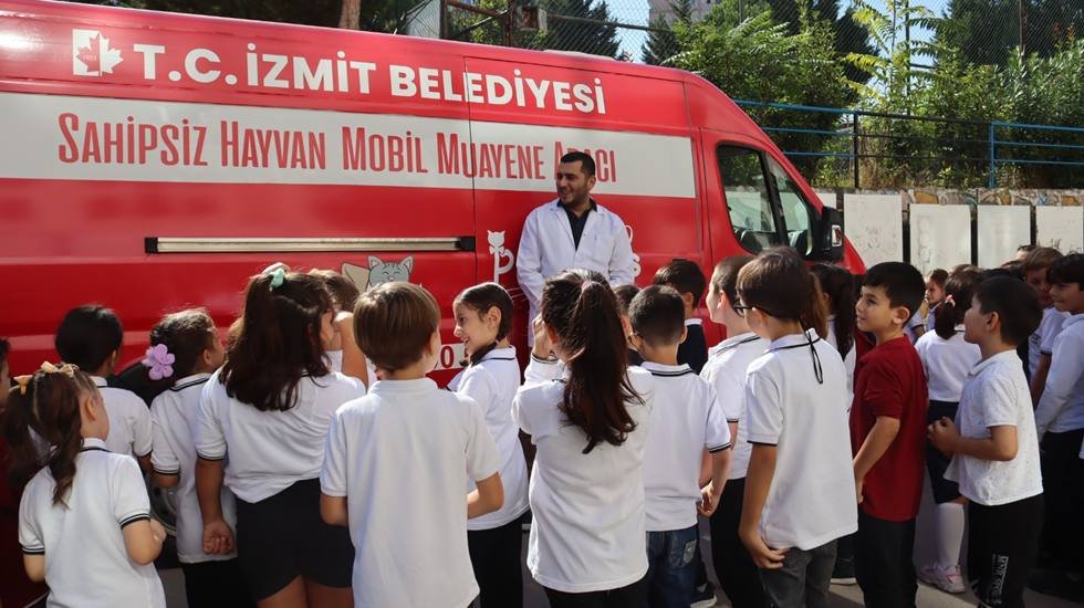 İzmit Belediyesi, halk sağlığına verdiği önem kadar sokak hayvanlarını da ihmal etmedi...