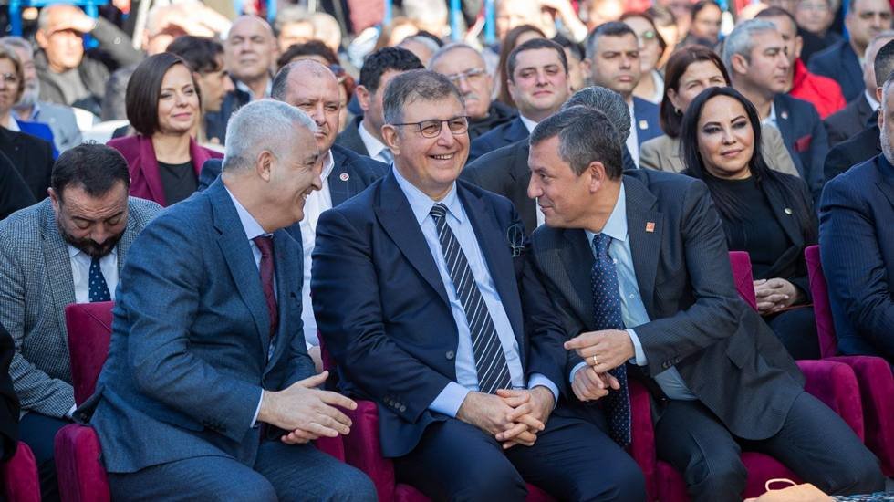 Maaş dağıtamasın diye 1,7 milyarı belediyeden kesen bir zihniyet var...