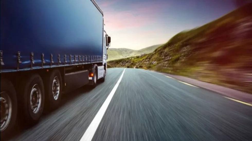 Otoyol, k&ouml;pr&uuml;ler ve akaryakıta gelen zamlar, nakliye maliyetlerini rekor d&uuml;zeyde arttırdı...