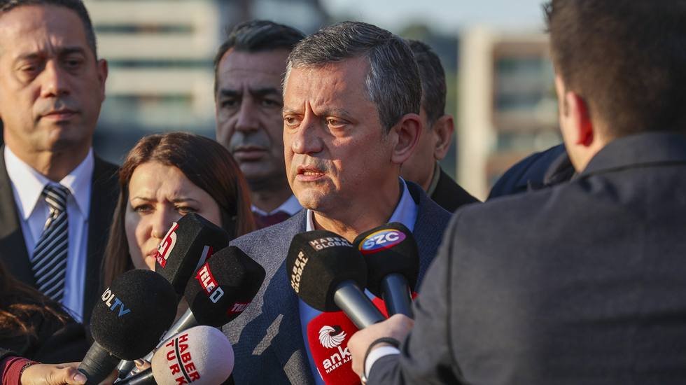 &Ouml;zel'den Erdoğan'a 'turp' yanıtı: 'Savaş ilanını kabul ediyoruz'