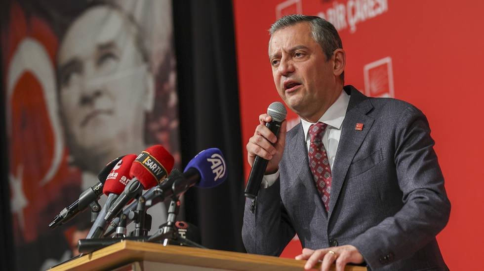 &Ouml;zg&uuml;r &Ouml;zel: "Hani Esad y&uuml;z&uuml;nden gelmişlerdi? Esad gittiyse gitsinler"