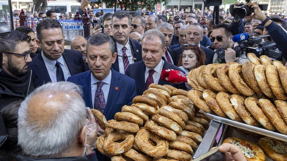 &Ouml;zg&uuml;r &Ouml;zel Mersin sokaklarında...
