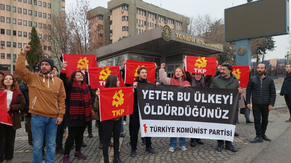 TKP'den Turizm Bakanlığı &ouml;n&uuml;nde eylem: Aynaya bakın Bakan Ersoy, aynaya bakın...
