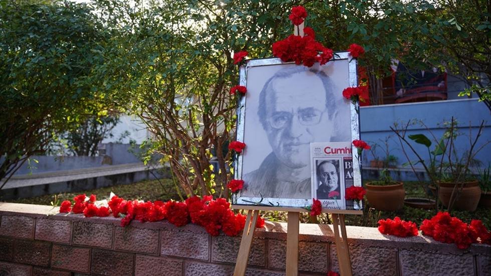 Uğur Mumcu Ayvalık&rsquo;taki evinin &ouml;n&uuml;nde anıldı