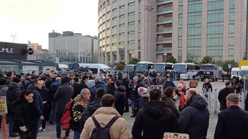 Zafer Partililer adliye &ouml;n&uuml;nde toplanıyor&hellip;