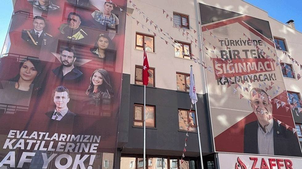 ZP Genel Merkezi binasına 'Evlatlarımızın katillerine af yok' yazılı pankart asıldı