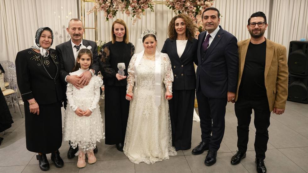 35 yaşındaki down sendromlu Yeliz’in düğün hayali gerçek oldu  