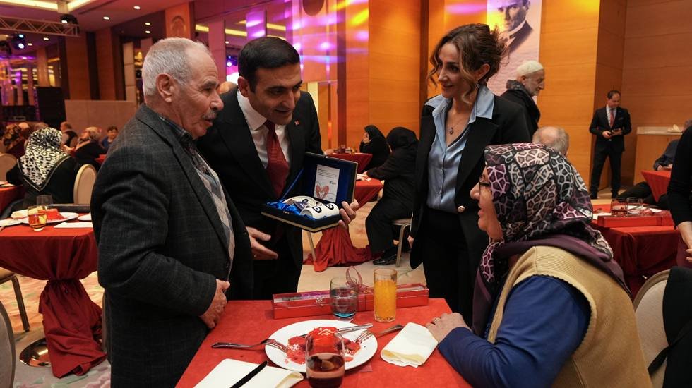 50. yılını dolduran çiftlere Beyoğlu Belediyesi’nden 14 Şubat sürprizi 