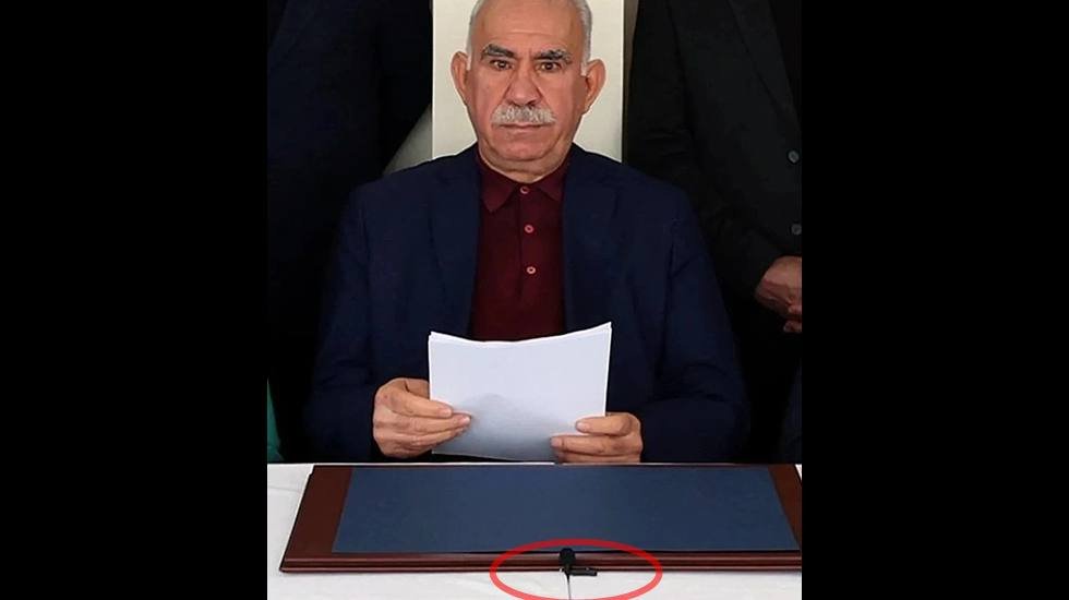 Abdullah &Ouml;calan'ın a&ccedil;ıklamasında Mikrofon ayrıntısı!